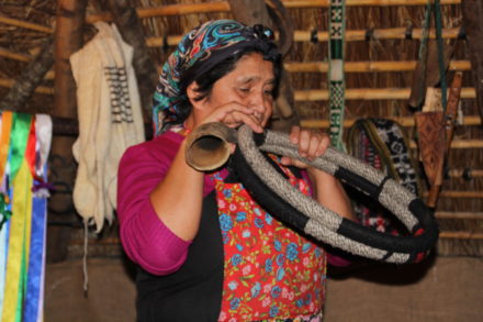 Mapuchekvinden Rosario viste gladeligt de traditionelle mapucheredskaber og -instrumenter frem! Her spillende på trutruca.
