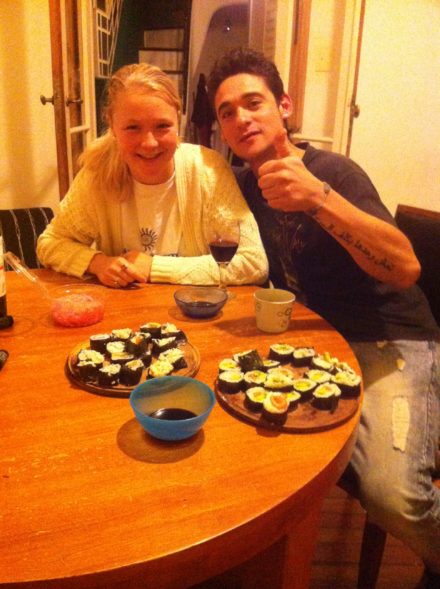 Sødt par med hjemmelavet sushi!