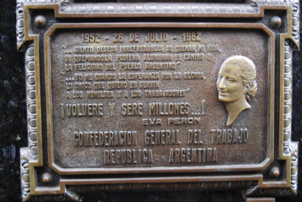 Mindeplade ved Evitas grav - et af de kendte gravsteder på Recoleta kirkegården