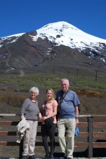 Farmor, farfar og jeg foran vulkan Villarrica. Navnet stammer fra Ruka Pillán, som er mapudungun og betyder "Åndens Hus"