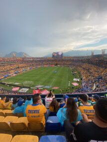 Ude og se Tigres spille, hvilket var en stor oplevelse. Efter kampen lykkes det mig at bytte min blå t-shirt til en Tigres trøje.